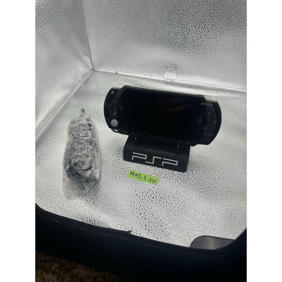 Black psp 1000 w/charger & new battery & circle pad - Picture 1 of 10